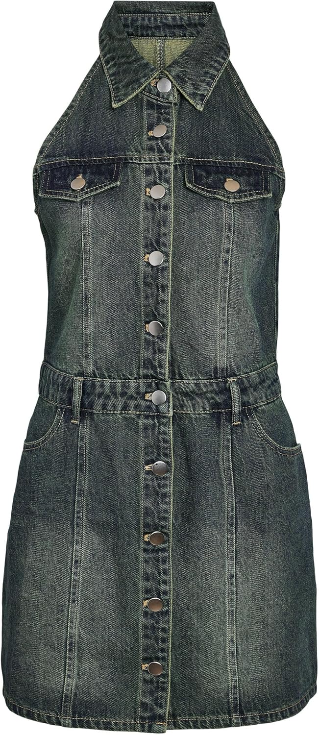 Robe en jean sans manches NOISY MAY portée en extérieur avec un sac à main, démontrant son style décontracté