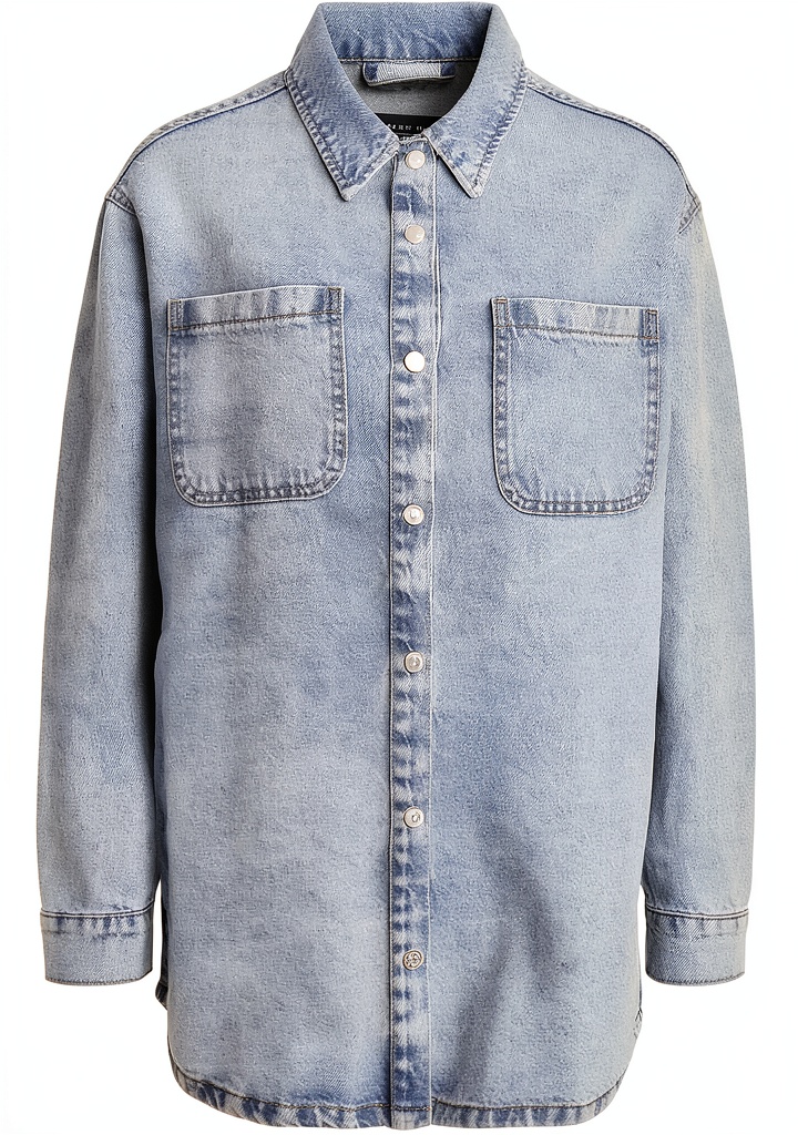 Femme portant la veste denim Bestseller en extérieur