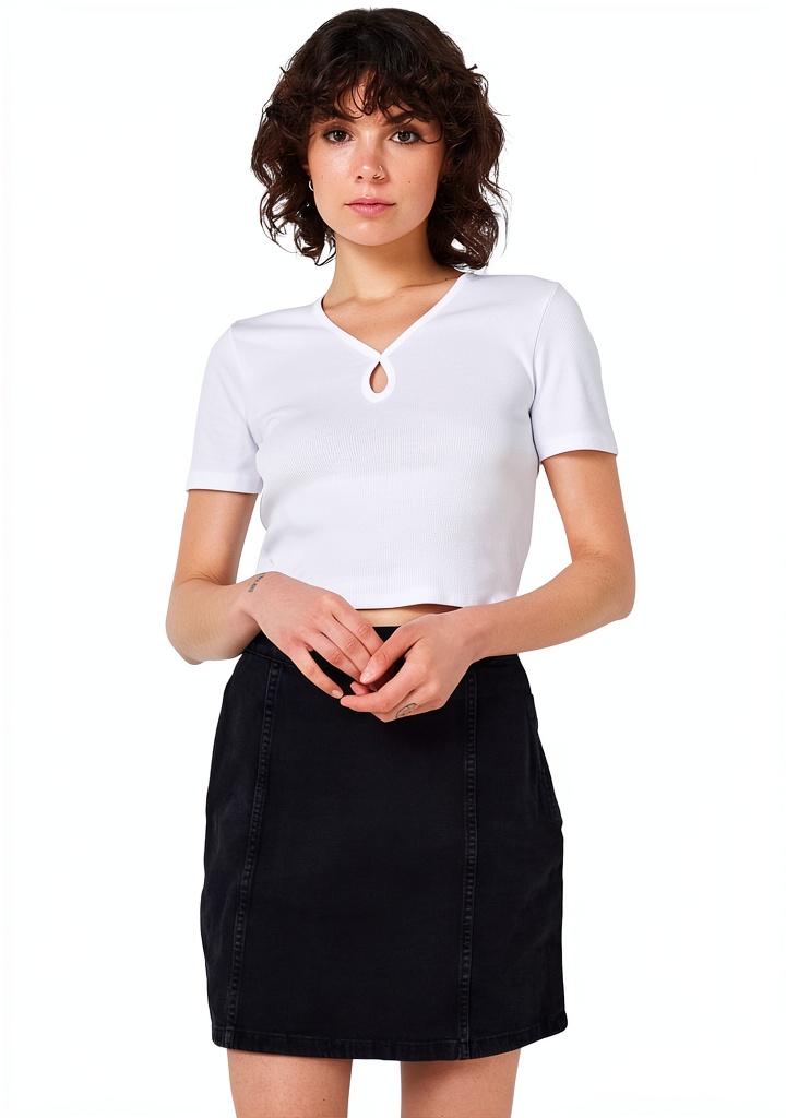 T-shirt femme côtelé bleu porté lors d'une sortie shopping avec jean et baskets