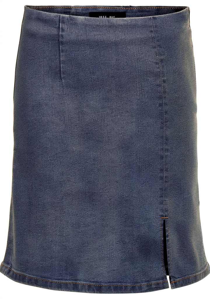 Jupe courte NOISY MAY bleue portée avec un haut blanc