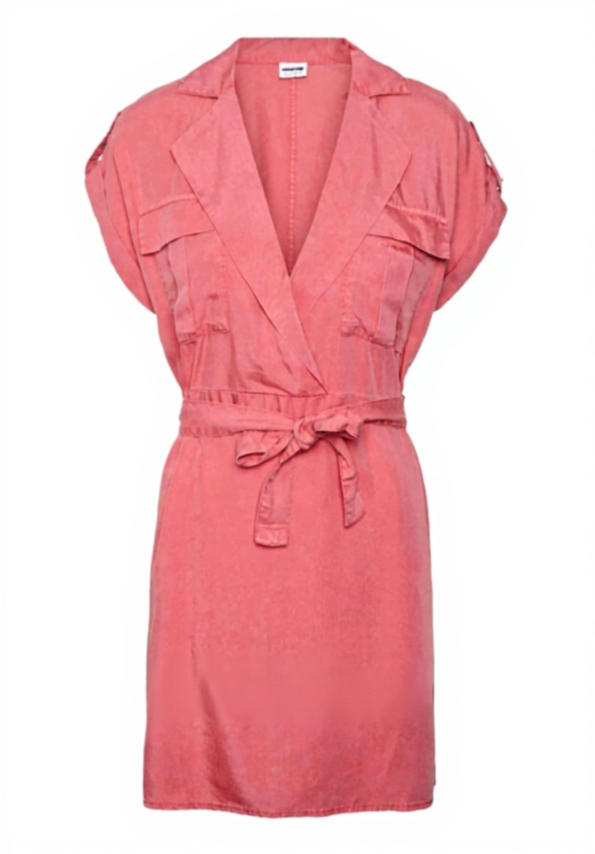 Robe cocktail Noisy May rose portée lors d'un événement