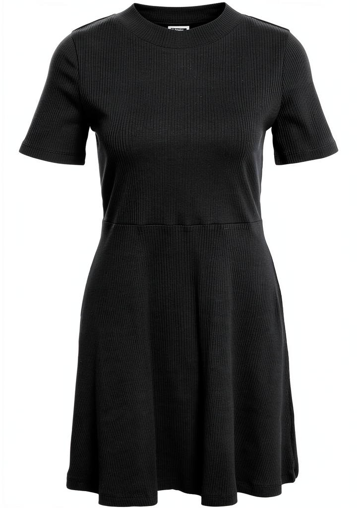 Noisy May robe courte col rond manches courtes femme portée dans un décor urbain