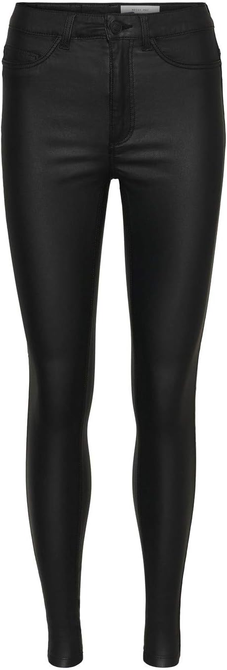 Modèle portant le jean skinny noir en milieu urbain